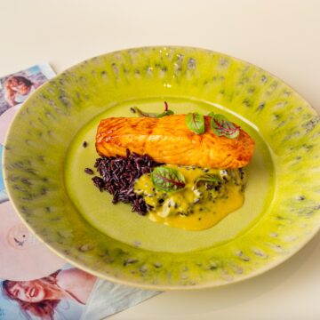 Стейк лосося с черным рисом и соусом манго-карри,375 г
