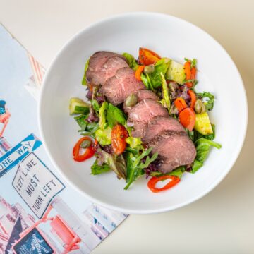 Салат с ростбифом, запеченным перцем, томатами и каперсами, 175 г